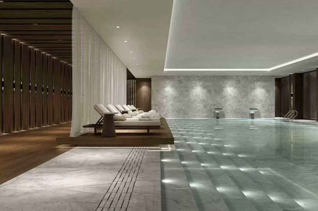 فني حمامات سباحه بالكويت أثناء صيانة مسبح